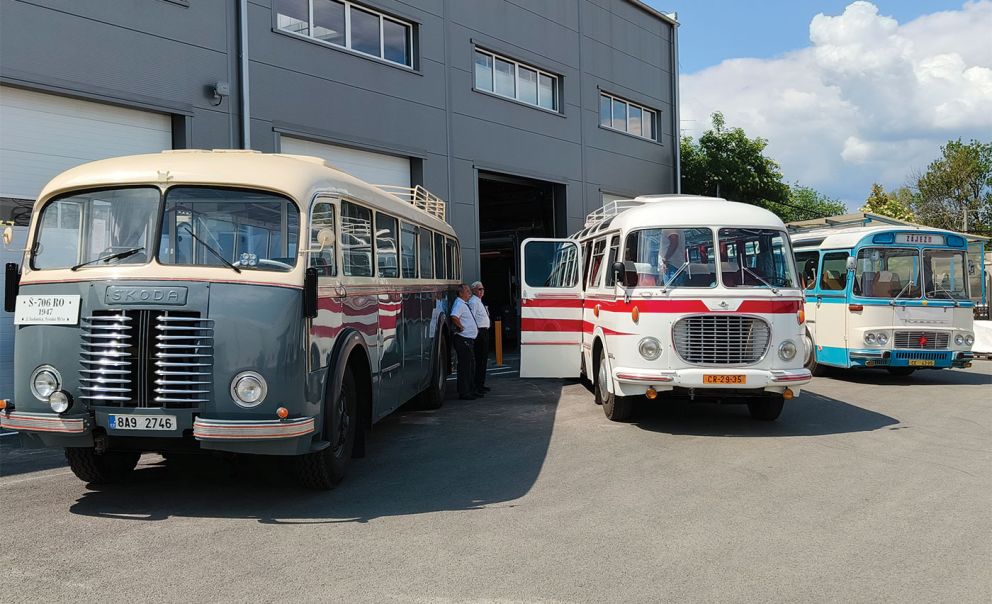 Τρεις γενιές λεωφορείων από την πρώην Τσεχοσλοβακία. Πρόκειται για τα μοντέλα Skoda S 706  RO, το Skoda 706 RTO lux και το Karosa SL 11.