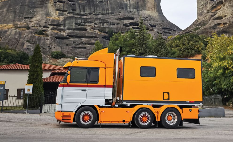 Το Scania με φόντο τους βράχους των Μετεώρων. Με το 143 η οικογένεια Ulrich θα ταξιδεύει σε όλο τον κόσμο. 