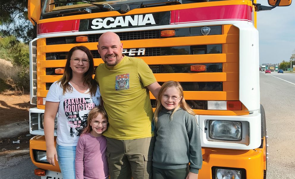Ο Gregory Ulrich με την οικογένειά του έτοιμοι να ανακαλύψουν τον κόσμο με το φορτηγό τους.