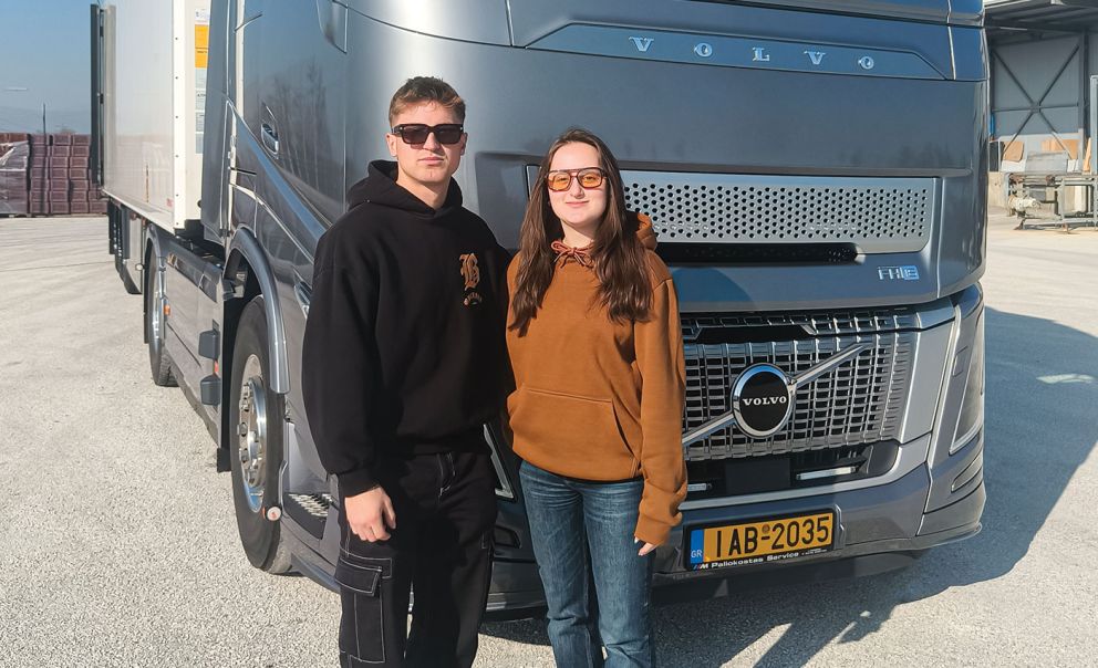 Η νέα γενιά της Καραΐσκος Trans, ο Στέργιος Καραΐσκος με την αδερφή του Μαίρη. 