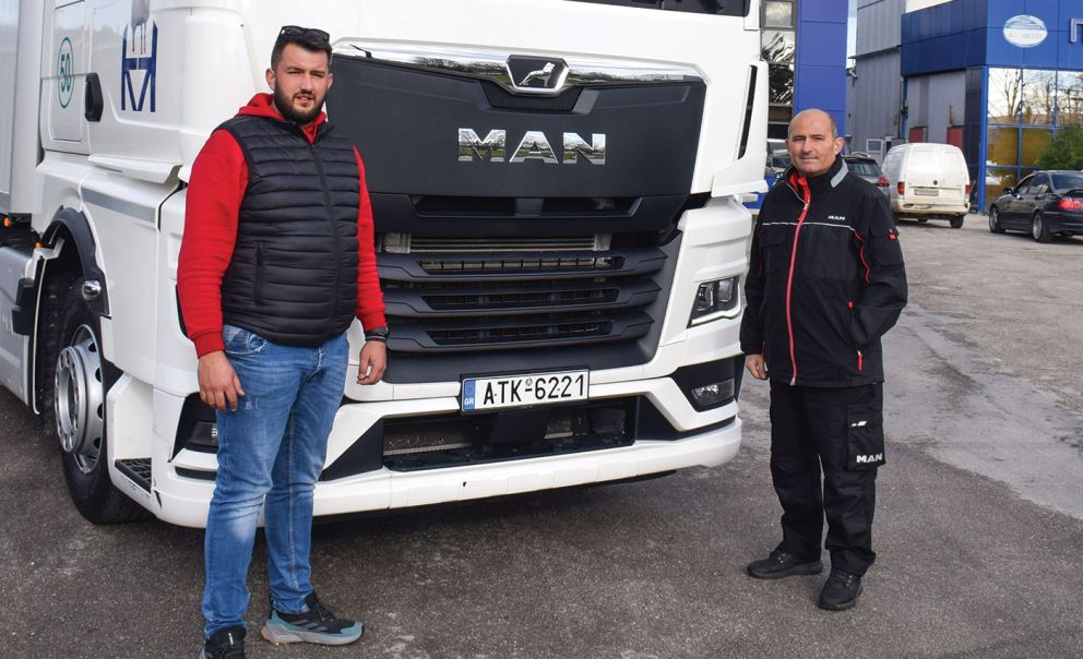 Ο οδηγός του ΜΑΝ Λευτέρης Φλώρος με τον μηχανικό Δημήτρη Μπεζεβέγκη (δεξιά) από τη Φιλιππιάδα. 