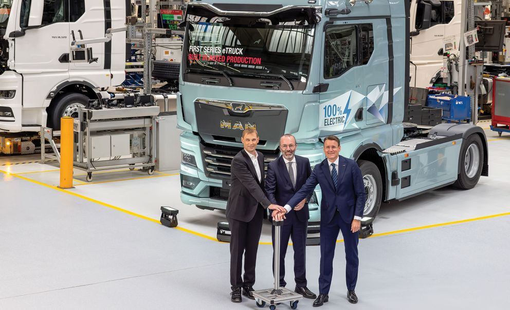 Το «κουμπί» εκκίνησης της νέας γραμμής παραγωγής πατούν συμβολικά (από αριστερά) ο υπεύθυνος παραγωγής της ΜΑΝ, Michael Kobriger, o Manfred Weber μέλος του Ευρωκοινοβουλίου, και ο CEO της ΜΑΝ Τruck & Bus, Alexander Vlaskamp