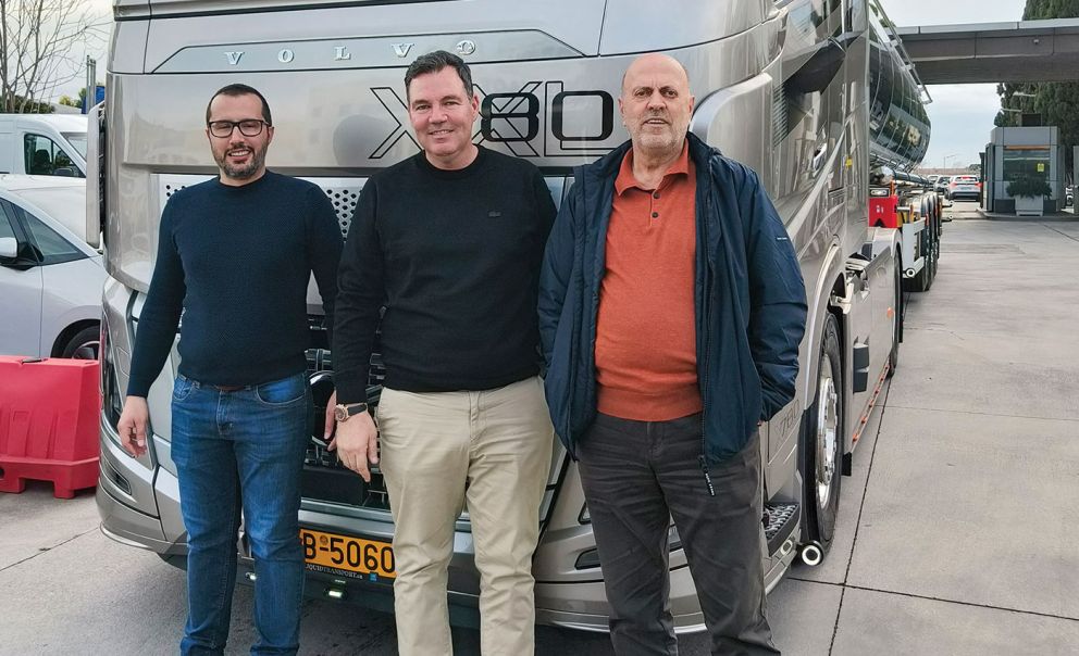 Ο ιδιοκτήτης της εταιρείας Γρηγόρης Καυκής (μέση) με τους συμβούλους πωλήσεων του Ομίλου Σαρακάκη Ιωάννη Καραπλή (δεξιά) και Βασίλη Διαμαντογιάννη (αριστερά).