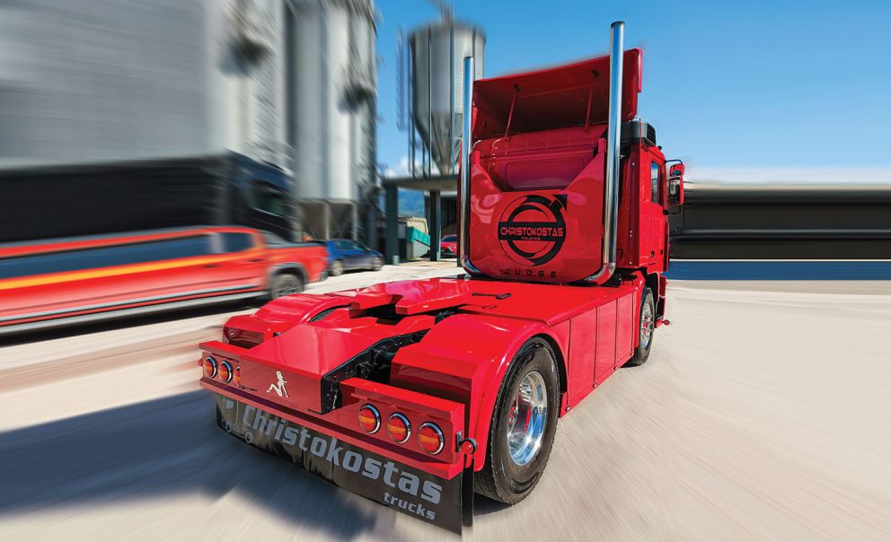 Φινέτσα και γοητεία από όλες τις πλευρές. Οι όρθιες δίμπουκες εξατμίσεις κάνουν ακόμη πιο ξεχωριστή την παρουσία του F 12.