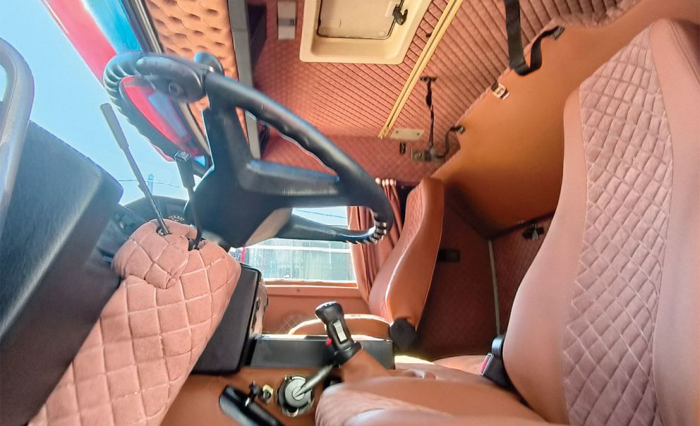 Με επένδυση έχει ντυθεί το εσωτερικό της καμπίνας.