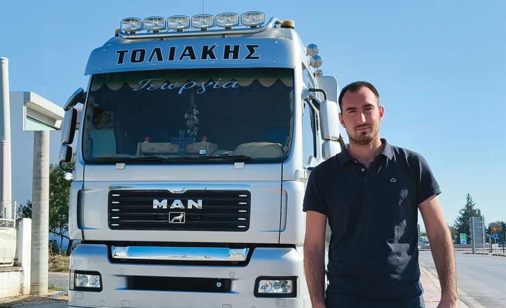Ο Λάμπρος Τολιάκης με φόντο το Silver Lion.