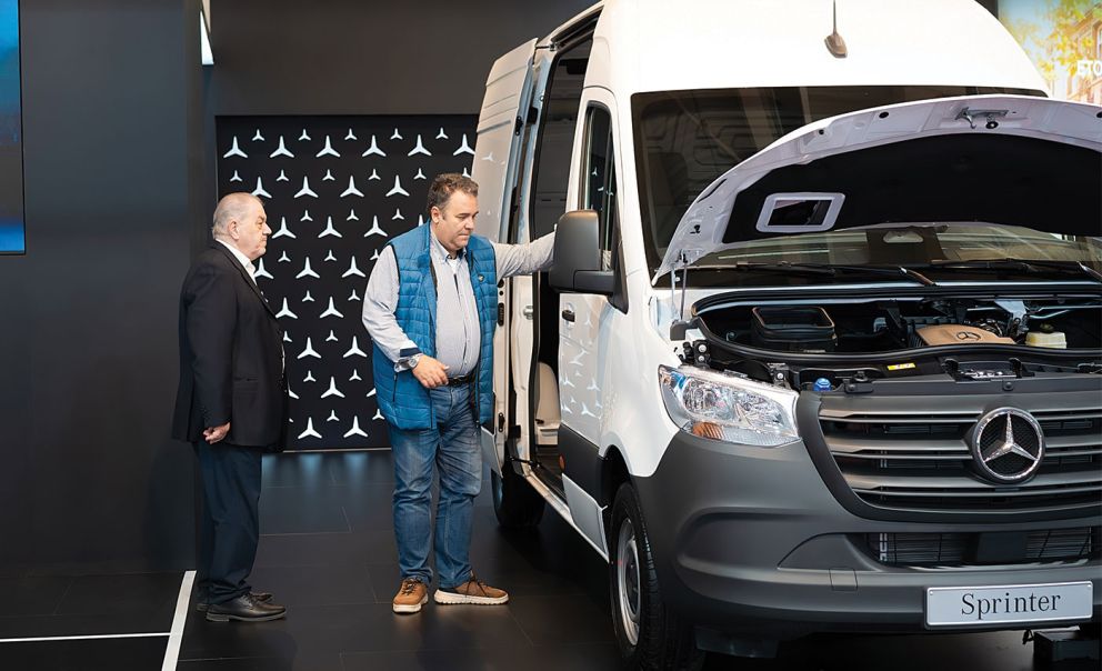 Το Mercedes Benz Sprinter προσφέρει αυξημένη χωρητικότητα, καθιστώντας το ιδανικό για πληθώρα επαγγελματικών δραστηριοτήτων. 