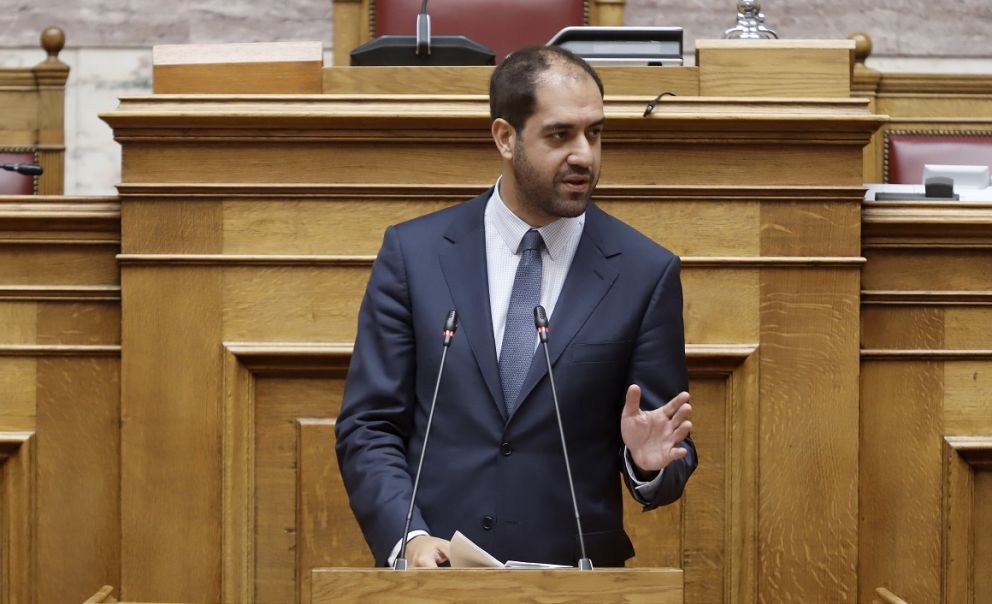 Ο υφυπουργός Υποδομών και Μεταφορών κ. Γιάννης Κεφαλογιάννης, στο βήμα της Βουλής.