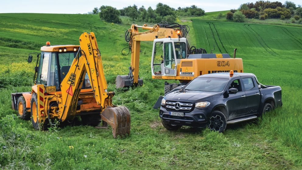 Με τη Mercedes-Benz X-Class μεταφέραμε τον εξοπλισμό της εταιρείας Πούσιας χωματουργικά, από τη Λάρισα στα χωράφια του θεσσαλικού κάμπου.