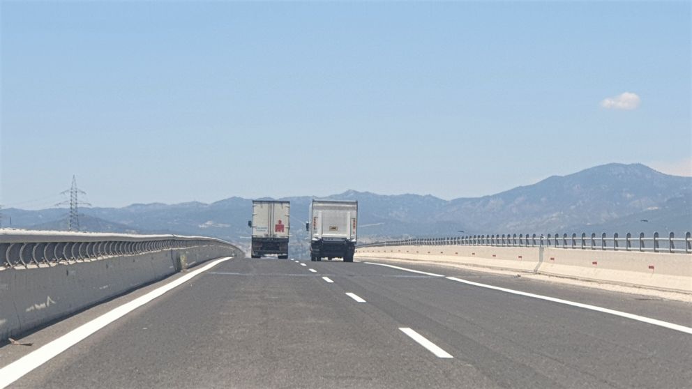 φορτηγα στην εθνική οδό