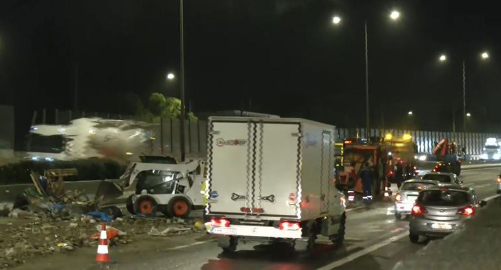 ανατροπή φορτηγού στον Κηφισό 