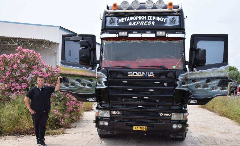 Ο Κώστας Λιβάνιος με το Scania του.