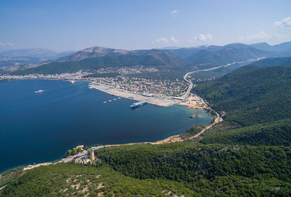 ο 63χρονος οδηγός του φορτηγού με επικαθήμενο ψυγείο, μετέφερε στο χώρο του φορτίου, σε ειδικά διαμορφωμένο χώρο, τους 10 αλλοδαπούς