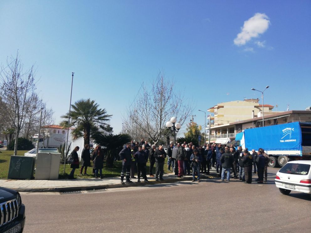 Απογοητευτική η εικόνα στο Σιντριβάνι του Ασπροπύργου, όπου ήταν προγραμματισμένη η συγκεκριμένη διαμαρτυρία τόσο των αυτοκινητιστών και μεταφορέων όσο και των καταστηματαρχών του Ασπροπύργου.  Για μια ακόμα φορά, δεν ανταποκρίθηκαν στο κάλεσμα των συνδικαλιστικών τους οργάνων για θέματα όπως αυτό της απαγόρευσης εισόδου των φορτηγών στον Ασπρόπυργο, αλλά και της απαξίωσης των επιχειρήσεων εξαιτίας του μέτρου, όπως τουλάχιστον υποστηρίζουν οι ίδιοι επιχειρηματίες. Μια ακόμα συγκέντρωση αποβαίνει αποκαρδιωτι