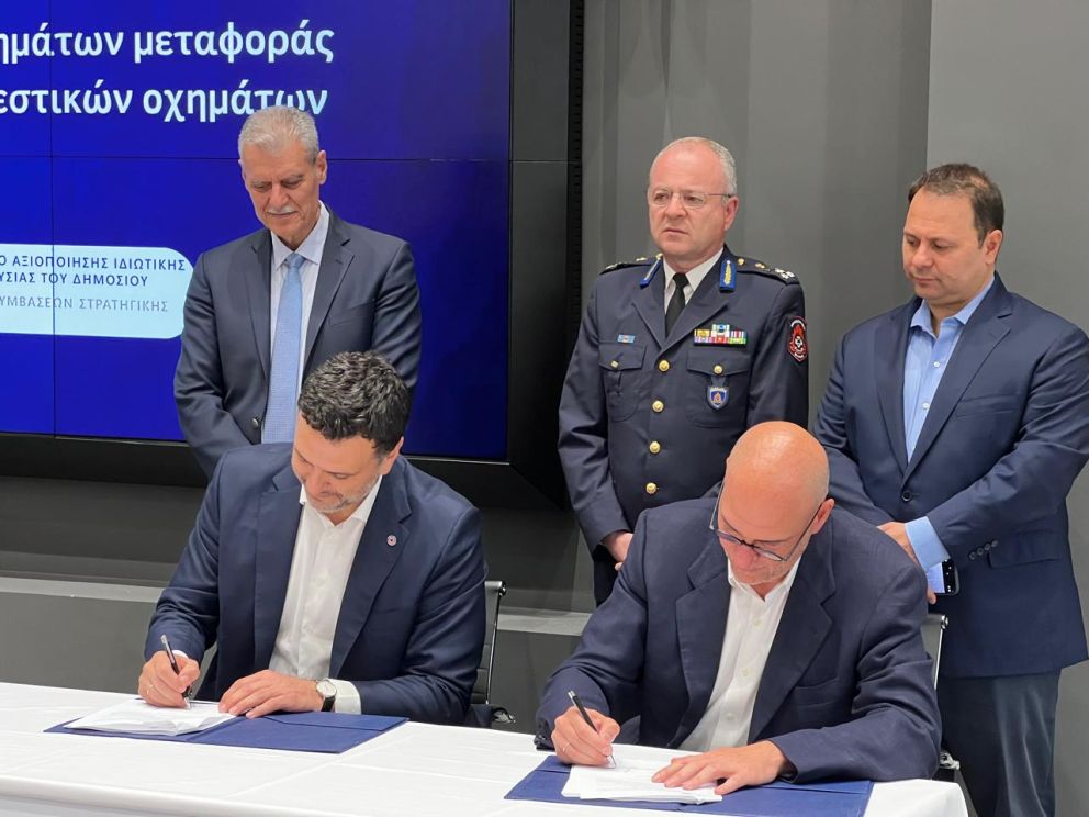 καθιστοί: κ. Βασίλης Κικίλιας, υπ. Κλιματικής Κρίσης και Πολιτικής Προστασίας, κ. Γιάννης Κοντέλλης, Πρόεδρος και Διευθύνων Σύμβουλος Π.Ι.Κοντέλλης ΑΕΒΕ. Όρθιοι από δεξιά: κ. Παναγιώτης Σταμπουλίδης, Διευθύνων Σύμβουλος ΤΑΙΠΕΔ, Αντιστράτηγος Θεόδωρος Βάγιας, Αρχηγός του Πυροσβεστικού Σώματος, κ. Ευάγγελος Τουρνάς, υφ. Κλιματικής Κρίσης και Πολιτικής Προστασίας