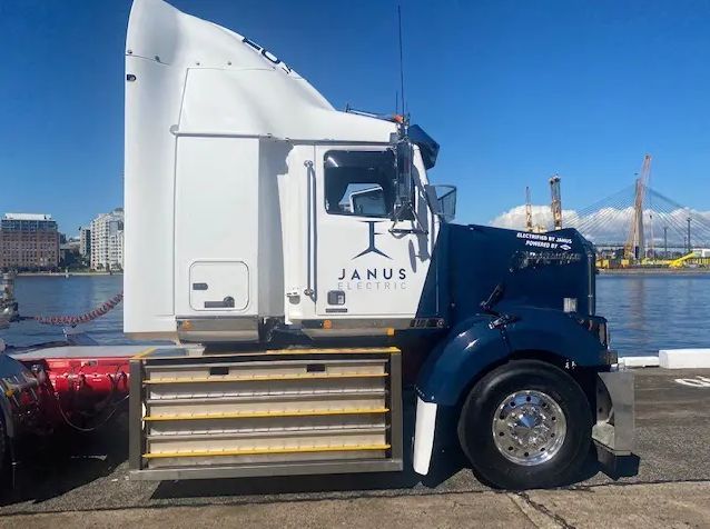 Φωτό: Janus Electric. Ο τράκτορας της εταιρείας Janus Electric πάνω σε σασί Freightliner κοτσάρει 3 τρέιλερ, όπως και πολλοί άλλοι τράκτορες πετρελαίου στην Αυστραλία