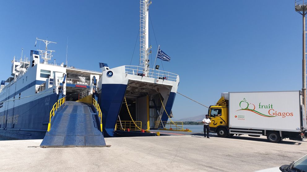 το μεταφορικό ισοδύναμο έρχεται να καλύψει τη διαφορά στο κόστος των εισιτηρίων επιβατών που ταξιδεύουν με πλοία και των ναύλων εμπορευμάτων σε σχέση με το ποσό που θα πλήρωναν εάν ταξίδευαν με χερσαία μέσα μεταφοράς καλύπτοντας στην ίδια απόσταση.