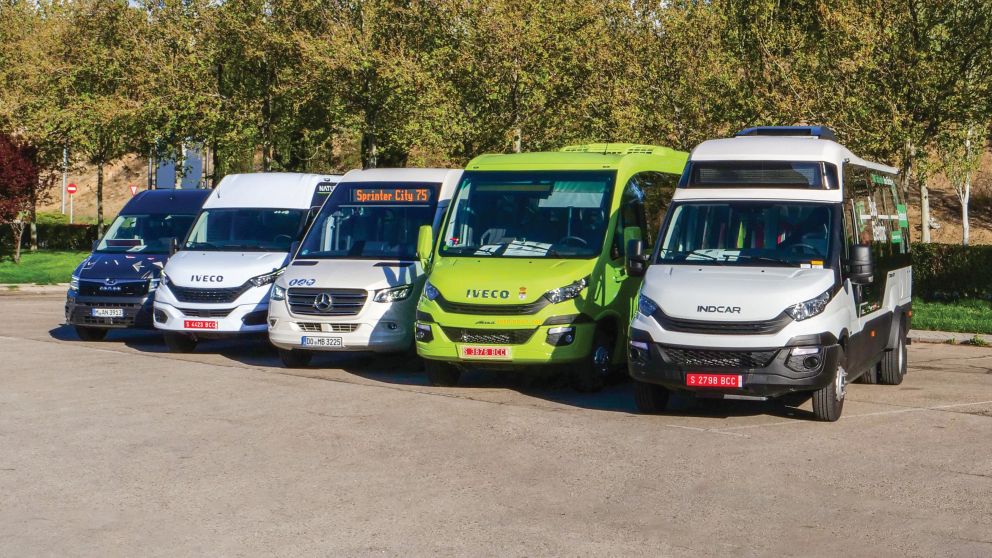 Τα 5 minibus που πήραν μέρος στο συγκριτικό με το νικητή στο κέντρο της φωτό.