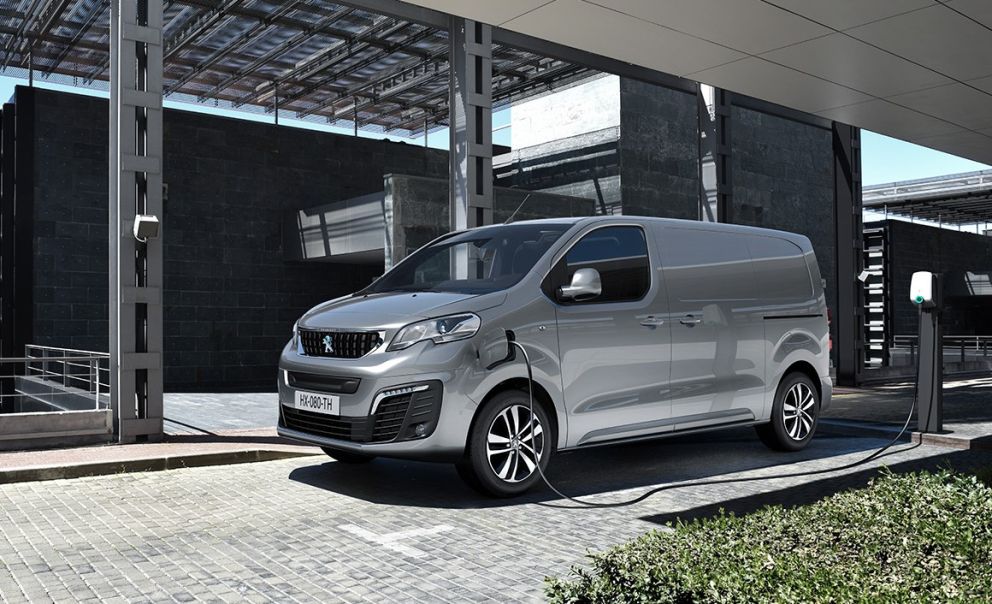 Πλήθος επιλογών φόρτισης για το Peugeot e-Expert, με τη διαδικασία να πραγματοποιείται και από το smartphone, μέσω της εφαρμογής MyPeugeot.