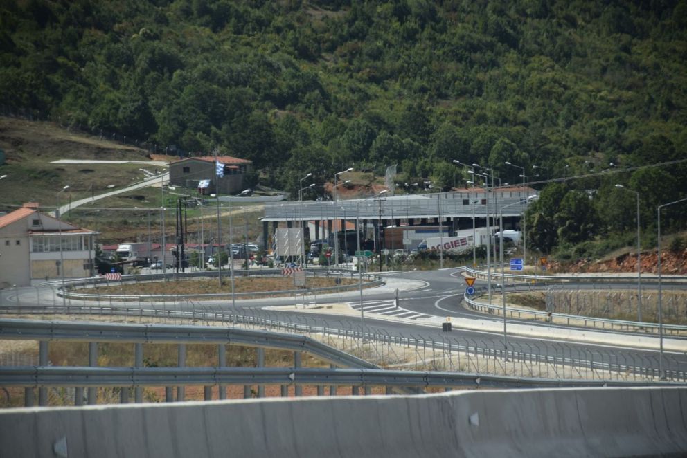 η διέλευση φορτηγών οχημάτων για τη μεταφορά εμπορευμάτων μέσω των συνοριακών σημείων ελέγχου Κακαβιάς και Ευζώνων είναι δυνατή υπό την προϋπόθεση της αρνητικής ανίχνευσης των οδηγών φορτηγών κατά την υποβολή τους σε εξέταση ταχείας ανίχνευσης αντιγόνου κορωνοϊού COVID-19 (rapid test) 