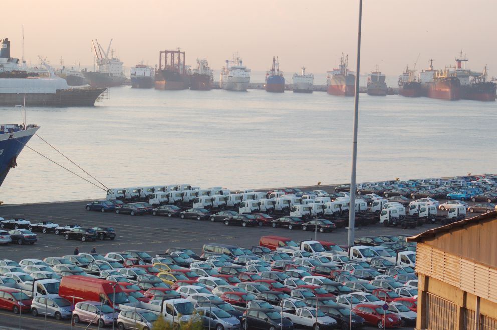αυτοκινητα σε τελωνειο σε λιμανι
