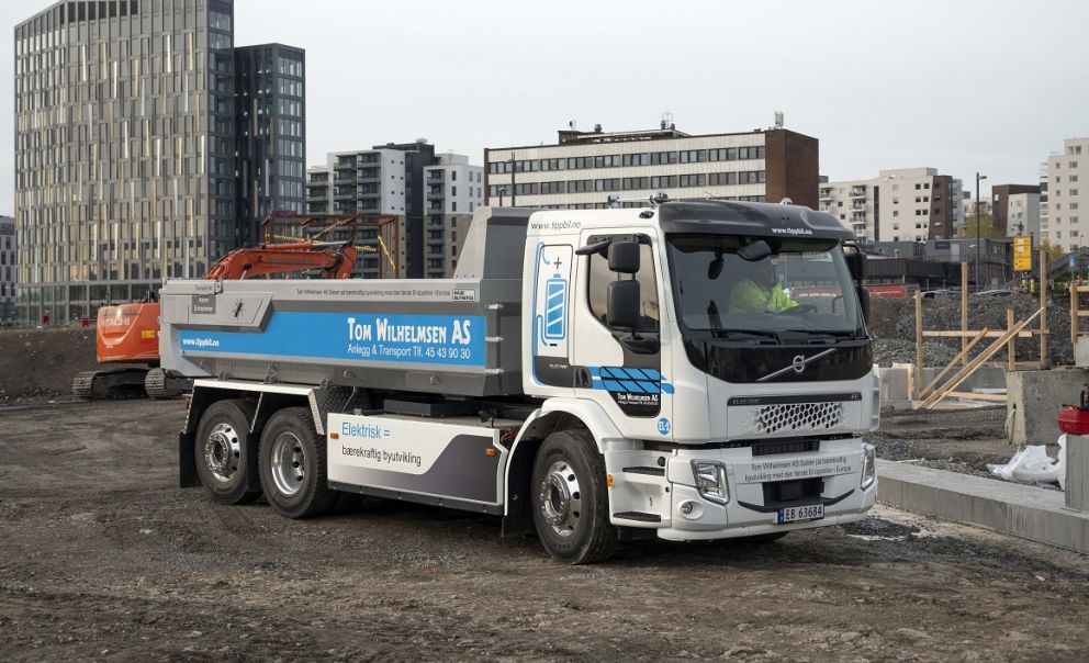 To ανατρεπόμενο ηλεκτρικό Volvo FE Electric της μεταφορικής εταιρείας Tom Wilhelmsen AS από τη Νορβηγία.