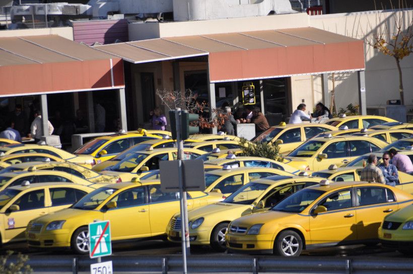Αναστέλλονται οι αποσύρσεις όλων των λεωφορείων και ταξί λόγω ορίου ηλικίας