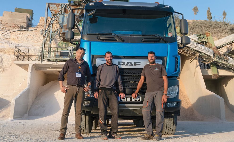 daf cf Ο σύμβουλος πωλήσεων της Ergotrak Σπύρος Αρβανίτης (αριστερά) με τον ιδιοκτήτη του CF Γιάννη Λουκή και τον οδηγό του Γιώργο Ραγκούση
