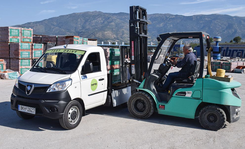 Φορτώνοντας μια παλέτα με τούβλα βάρους 800 κιλών.
