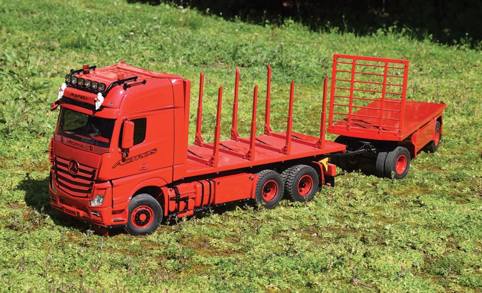 Το συρόμενο Actros ξεκινάει το δρομολόγιό του για φόρτωμα.