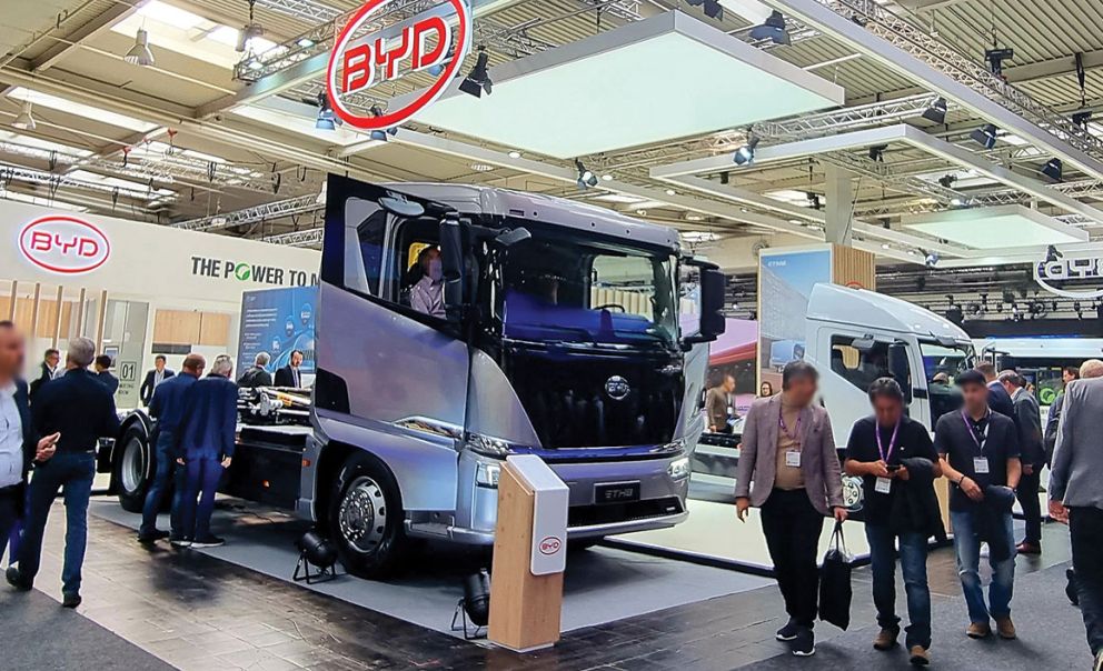 Φορτηγά και λεωφορεία στο&nbsp;περίπτερο της BYD στην έκθεση ΙΑΑ