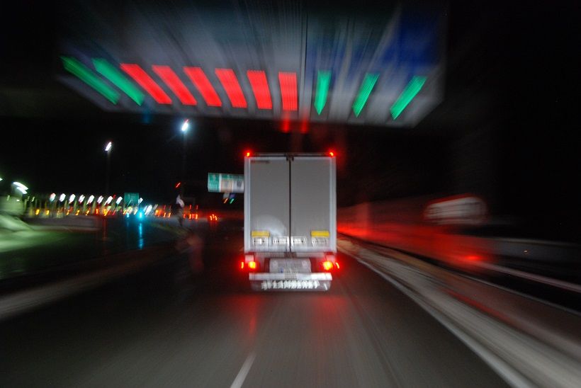 Σκληραίνει τη στάση της η Ε.Ε. Απαιτεί καθολική εφαρμογή της απόσπασης οδηγών