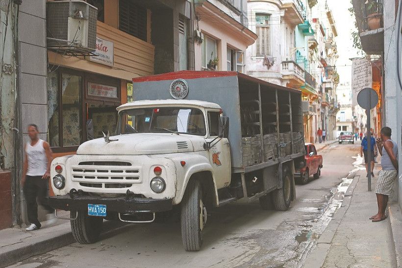 Κούβα: Ρούμι, πούρα, Φιντέλ, μουσική και αυτοκίνητα-φτιάξτο μόνος σου.
