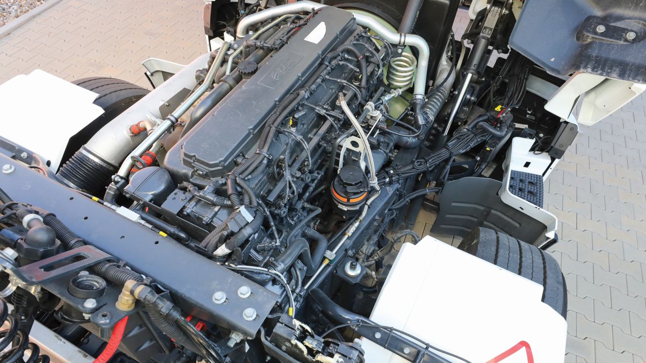 Για να επιτευχθεί ισχύς 460 hp, δεν αρκούν τα 11 λίτρα του Cursor 11 της Iveco, αλλά χρειάζεται η έξτρα χωρητικότητα του Cursor 13