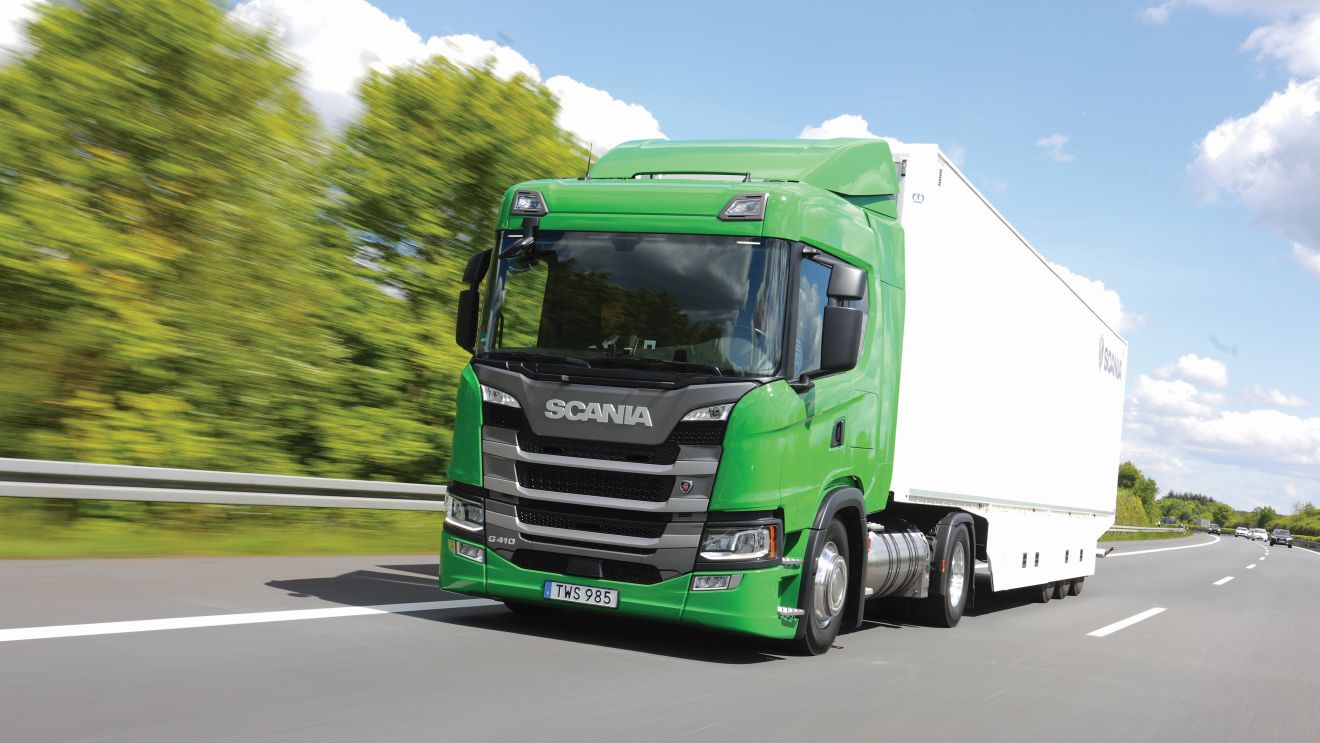Το Scania ταξιδεύει στα 85 χλμ./ώρα με πολύ χαμηλές στροφές, και είναι πολύ ήσυχο.