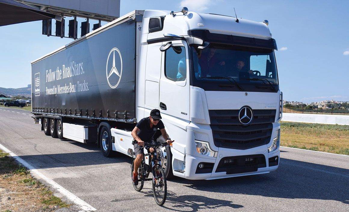 Το σύστημα Sideguard Assist εντοπίζει τον ποδηλάτη στη δεξιά πλευρά του οχήματος και ενημερώνει ηχητικά και οπτικά τον οδηγό του. 