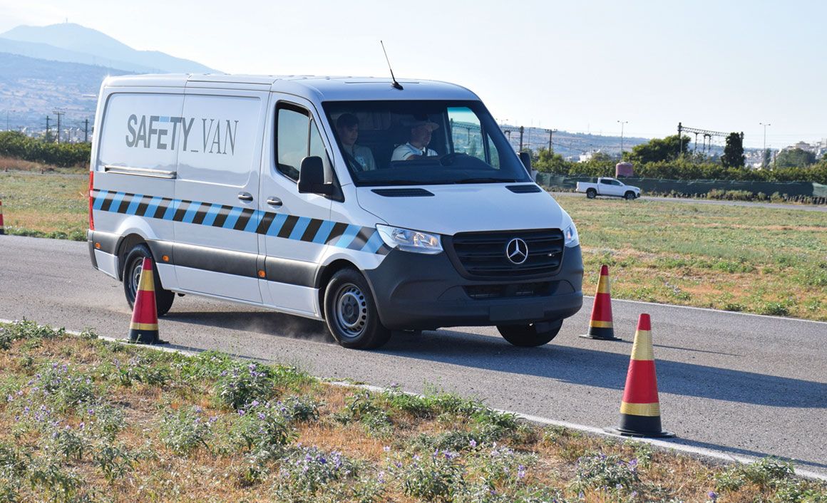 Επίδειξη συστημάτων ασφαλείας από το νέο Mercedes-Benz Sprinter. 