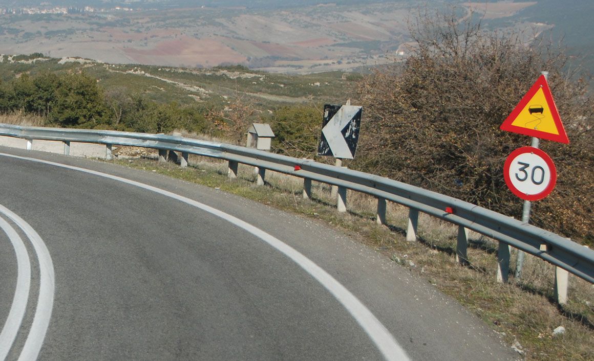 Η αυτόματη προσαρμογή της ταχύτητας που δείχνει το σήμα εγκυμονεί κίνδυνο για το όχημα που ακολουθεί. Η αυτόματη προσαρμογή της ταχύτητας που δείχνει το σήμα εγκυμονεί κίνδυνο για το όχημα που ακολουθεί.