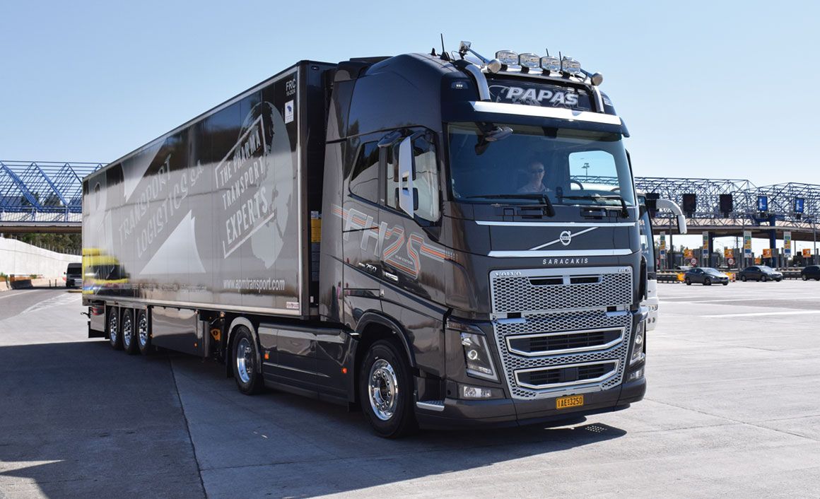 To επετειακό Volvo FH16 ξεχωρίζει από το εντυπωσιακό χρώμα του, (Mammoth Tree Metallic) και τα αυτοκόλλητα για τα 25 χρόνια. Στο ίδιο χρώμα έχει βαφεί και ο τριαξονικός θάλαμος Schmitz. 