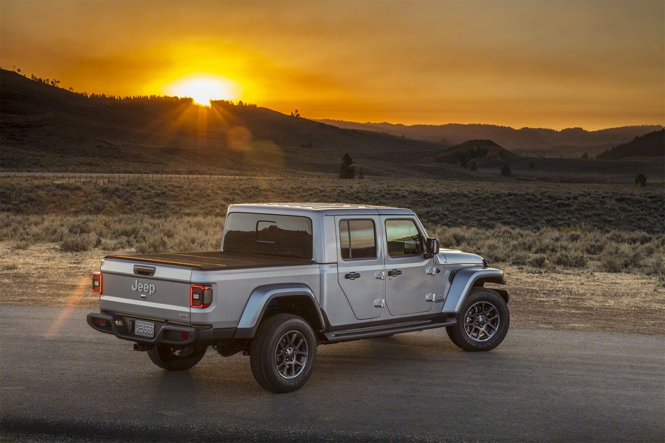 Το νέο Jeep Gladiator θα αποτελέσει το πιο ακριβό pick-up της ελληνικής αγοράς, προσδίδοντας κύρος στην FCA Greece, η οποία πρόσφατα υπενθυμίζεται πως ανέλαβε την εκπροσώπηση της μάρκας στη χώρα μας.