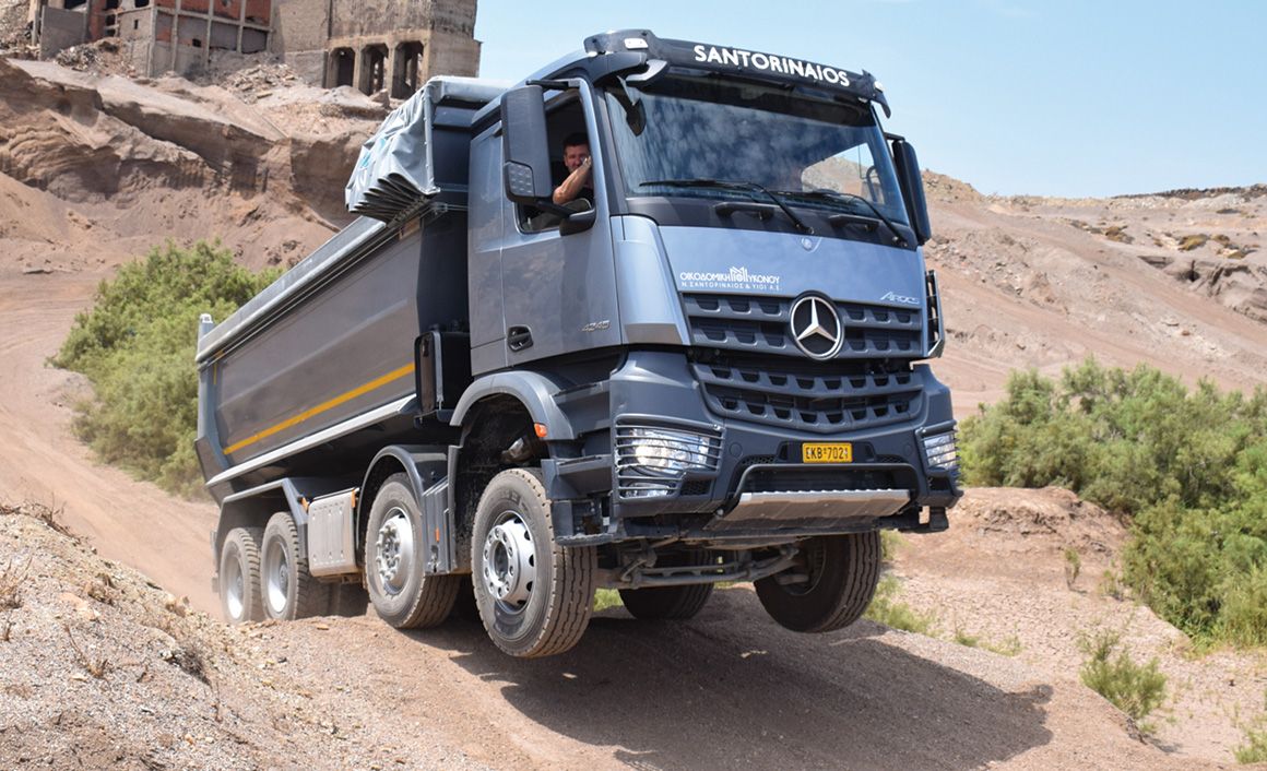 Mercedes-Benz Arocs 4245. Ξεπερνάει κάθε εμπόδιο! Η γωνία προσέγγισης είναι 25 μοίρες, η γωνία του πίσω προβόλου 25 μοίρες και η απόσταση από το έδαφος 250 χιλιοστά. 