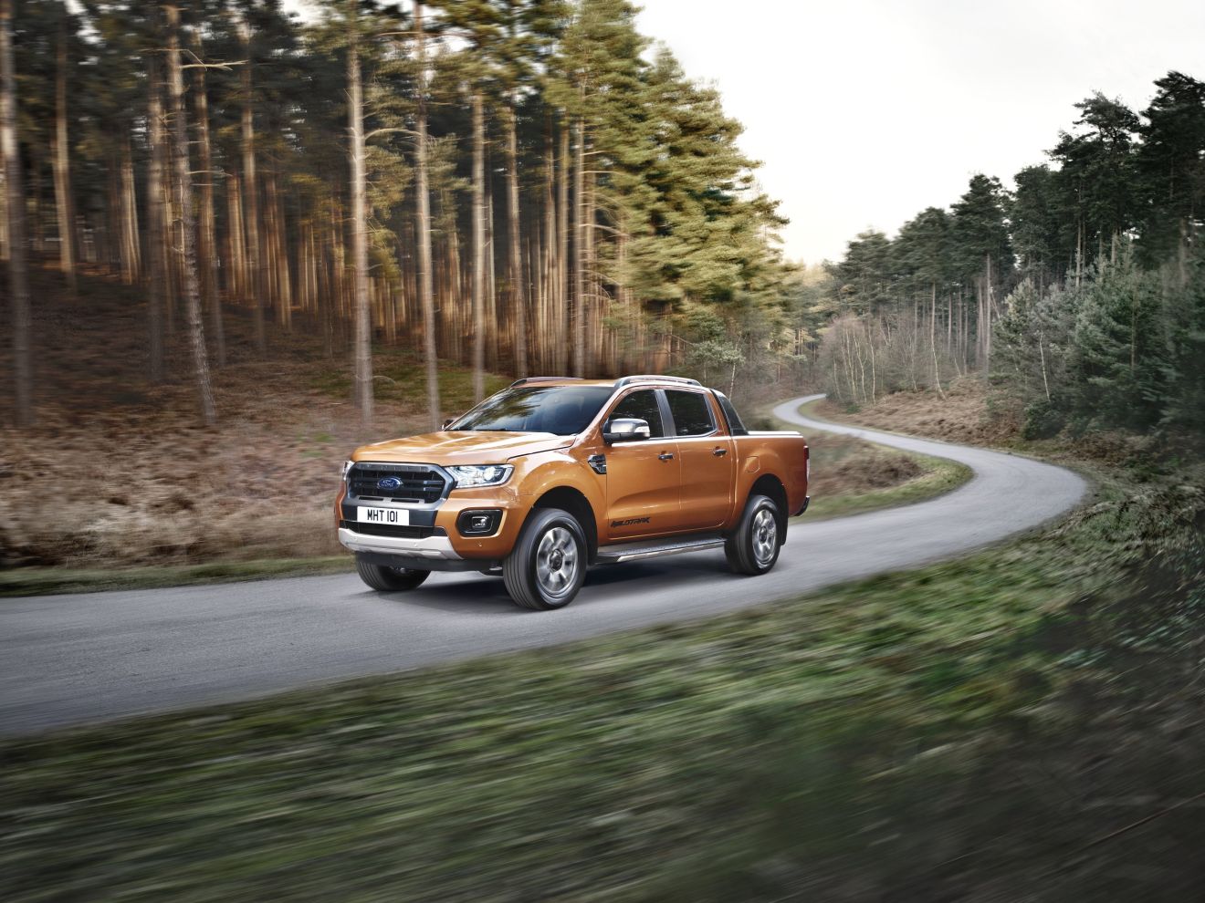 Tο Wildtrak θα είναι διαθέσιμο στην ιδιαίτερα δημοφιλή απόχρωση Saber Orange με φινίρισμα σε σκούρο τιτάνιο για τη μάσκα και τις εισαγωγές αέρα. Το ίδιο εφέ συνεχίζεται και στους εξωτερικούς καθρέπτες και τα χερούλια.
