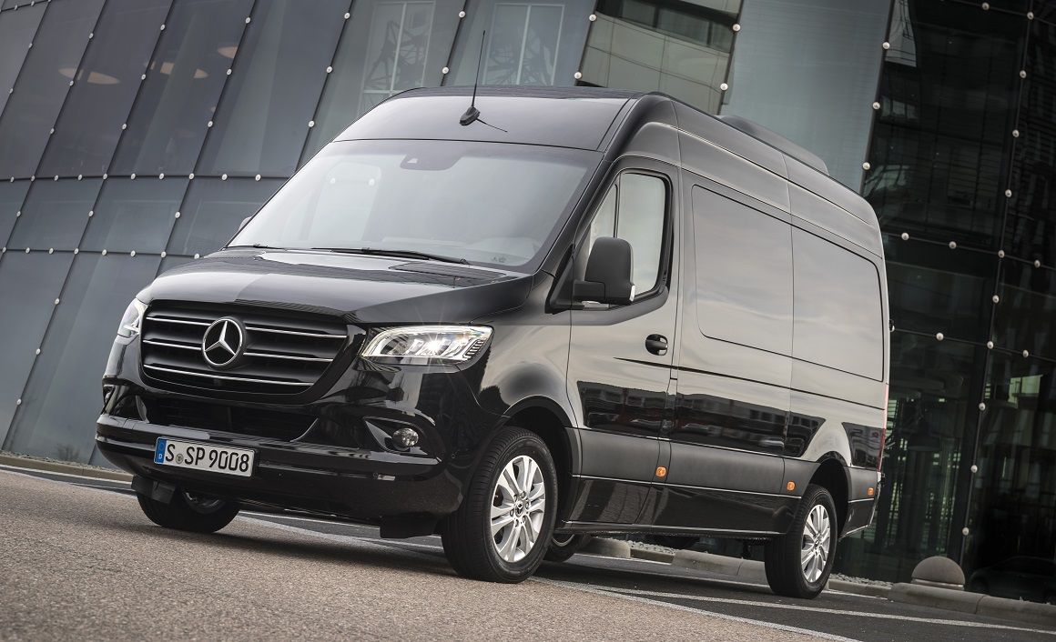 To νέο Mercedes-Benz Sprinter, ικανοποιώντας τις σύγχρονες απαιτήσεις, είναι ένα άκρως συνδεδεμένο όχημα. Πρόσφατα, ξεκίνησε και η παραγωγή του ηλεκτρικού eSprinter.