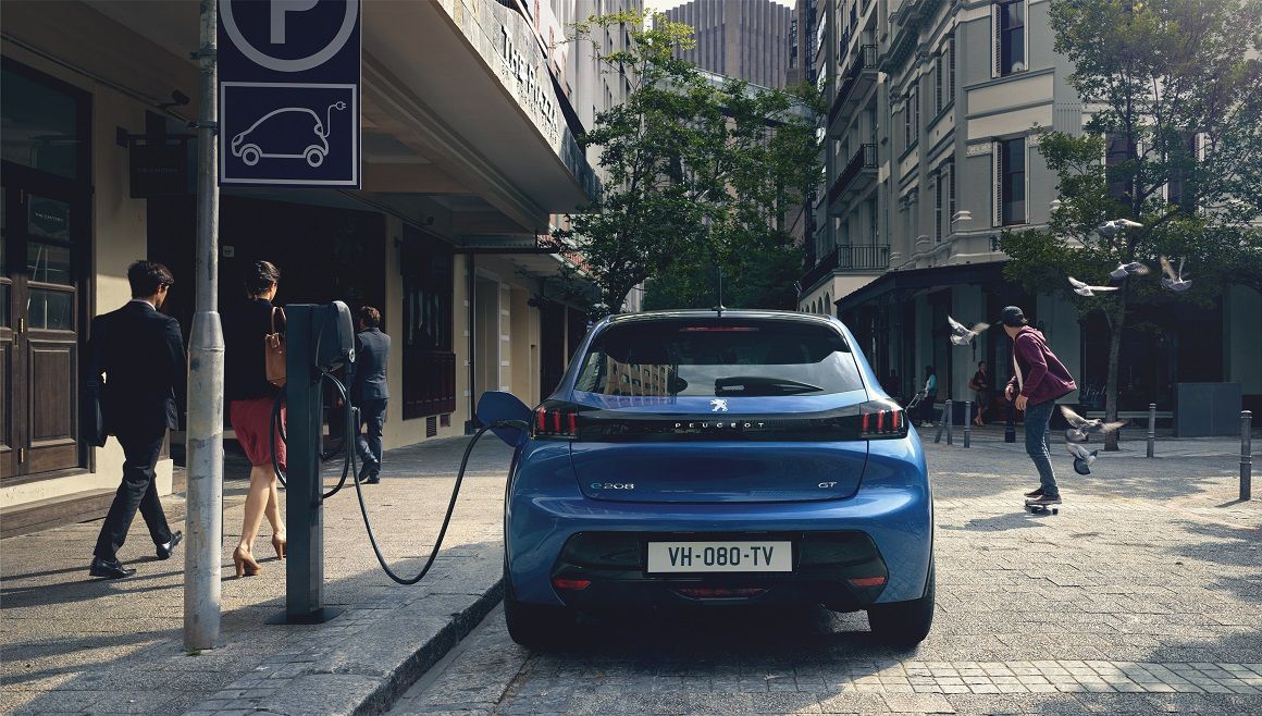 Ο όμιλος FCA αναμένεται να επωφεληθεί από τη τεχνογνωσία των Γάλλων σε θέματα ηλεκτροκίνησης. Στη φωτό το πλήρως ηλεκτρικό Peugeot e-208 το οποίο πρόκειται να λανσαριστεί το προσεχές διάστημα στην Ευρώπη.