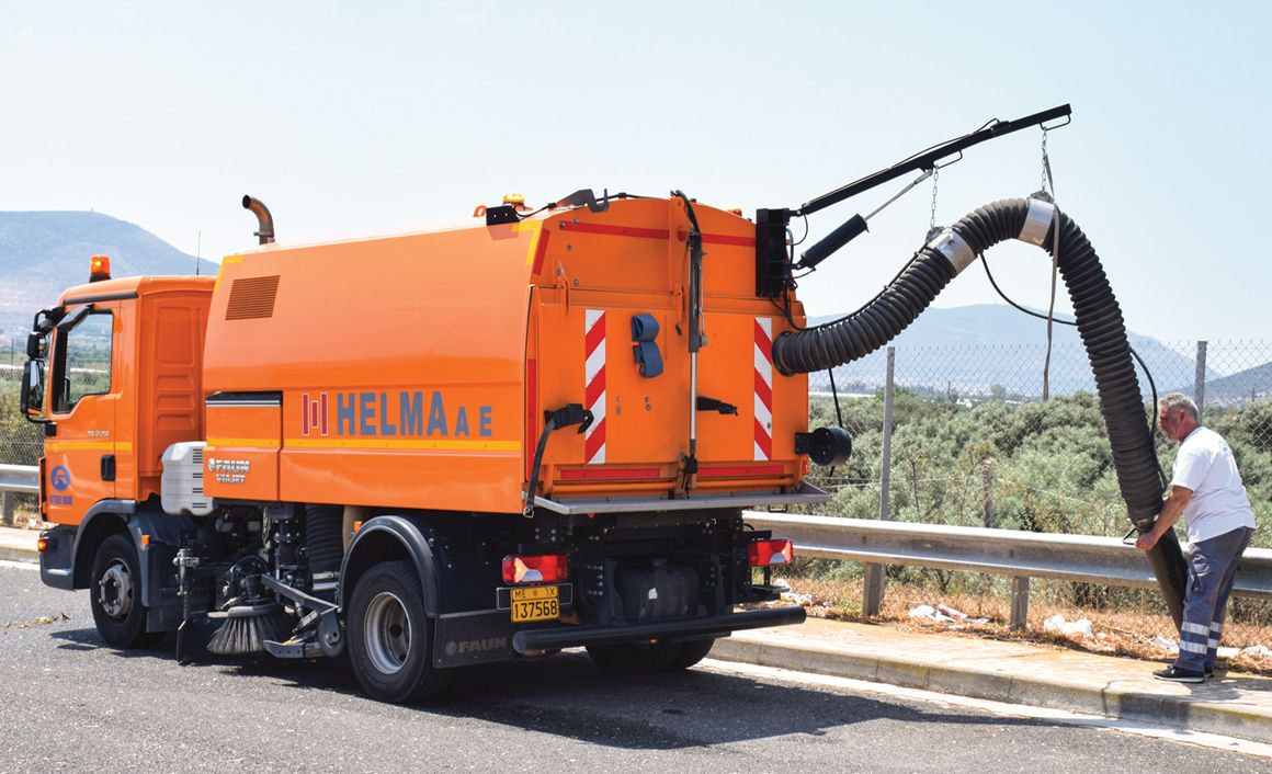 Με το χειροκίνητο σύστημα αναρρόφησης ο οδηγός μπορεί να καθαρίσει περιοχές στις οποίες δεν έχει άμεση πρόσβαση το φορτηγό. 