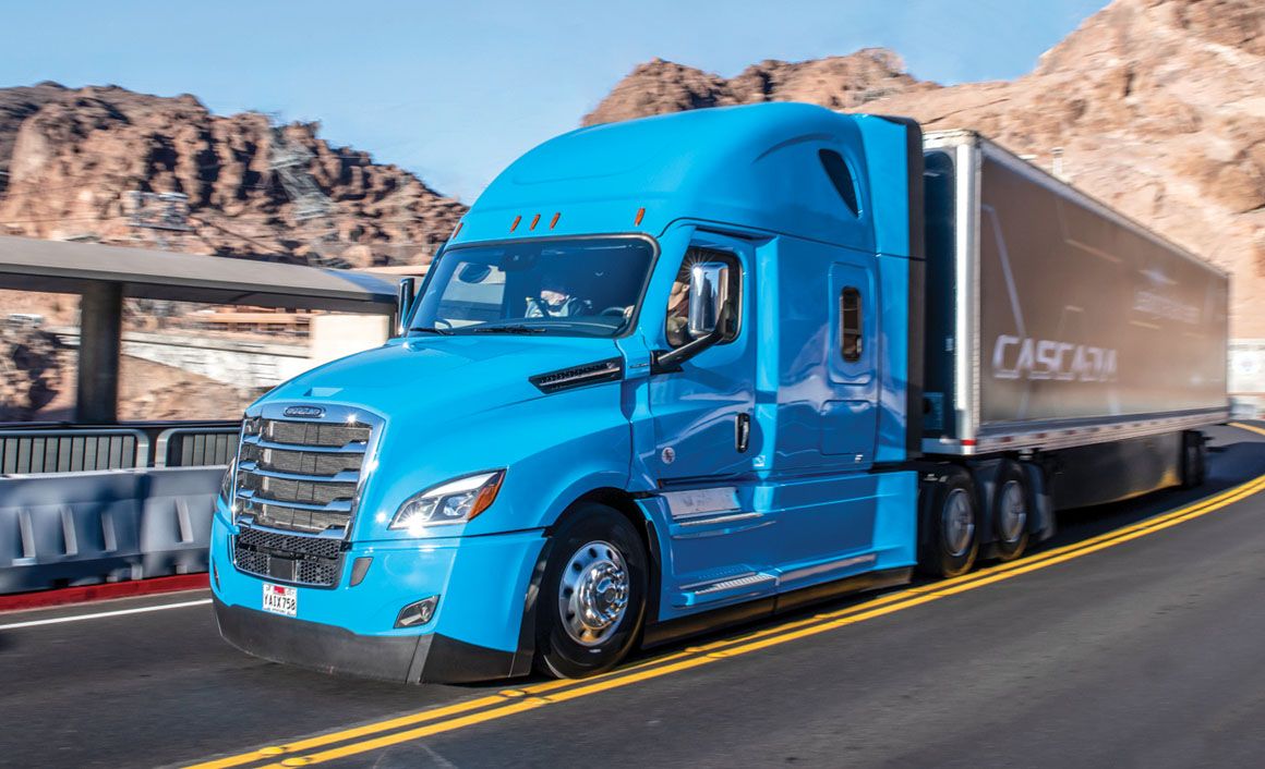 Το νέο Cascadia Freightliner συνοδεύεται από διακριτική οπτική αναβάθμιση, αλλά και πολλά αεροδυναμικά βοηθήματα που κάνουν ένα ήδη εξαιρετικό στον τομέα όχημα, ακόμη πιο αποδοτικό. 