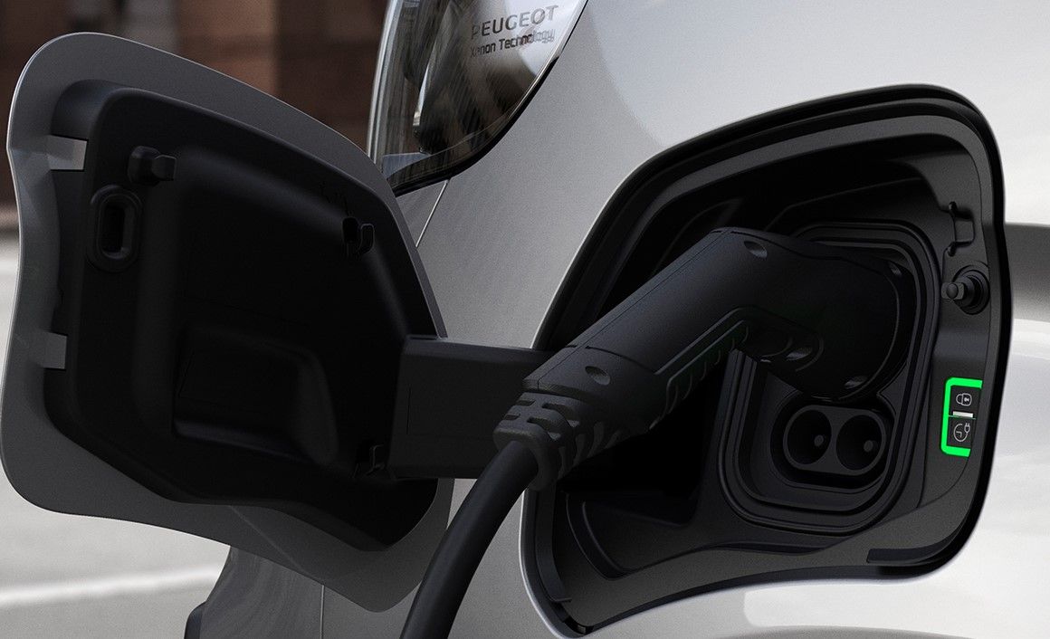 Πλήθος επιλογών φόρτισης για το Peugeot e-Expert, με τη διαδικασία να πραγματοποιείται και από το smartphone μέσω της εφαρμογής MyPeugeot.