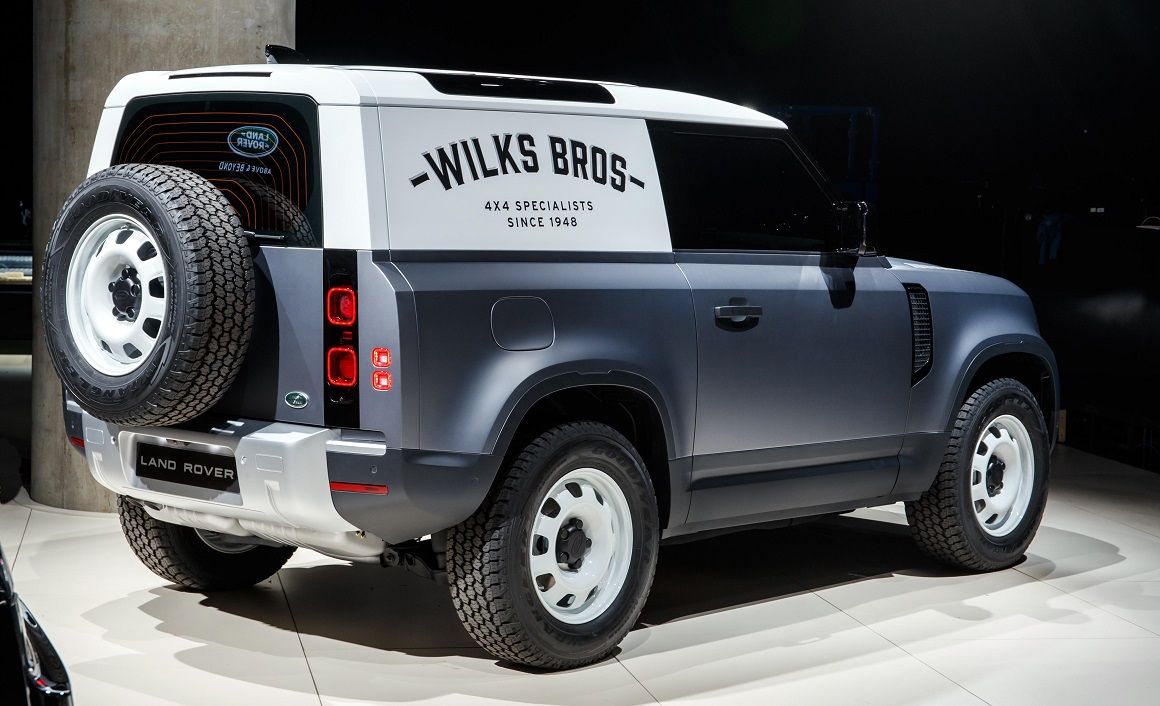 Το μεταξόνιο του επιβατικού Land Rover Defender 90 (στη φωτό η νέα έκδοση Hard Top) είναι στα 2.587 χλστ. και του 110 στα 3.022 χλστ. Το εξωτερικό μήκος ορίζεται στα 4.583 και 5.018 χλστ. αντίστοιχα. 