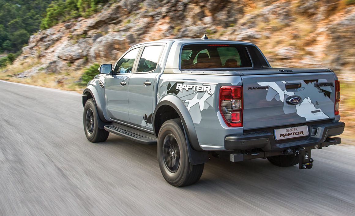 Αυτοκίνητο της Ford Performance που να μην έχει εξαιρετική οδική συμπεριφορά, δεν υπάρχει. Εξαίρεση δεν θα μπορούσε να αποτελέσει το Ranger Raptor, το οποίο αν και αυτοπροσδιορίζεται ως “desert racer”, εντούτοις στην άσφαλτο στρίβει σαν σπορ συμβατικό Ι.Χ. αυτοκίνητο.