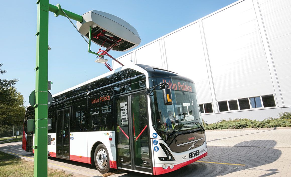 Υβριδικό αστικό Volvo 7900 φορτίζει σε παντογράφο